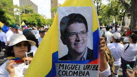En Colombia se realizó una marcha por la paz tras el atentado que subrió el precandidato presidencial Miguel Uribe Turbay.