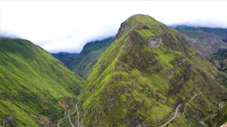 La ruta ferroviaria de la Nariz del Diablo abarca 12,5 kilómetros entre las poblaciones de Alausí y Sibambe
