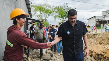 Aquiles Álvarez, alcalde de Guayaquil, visitó la comuna de Chongón para supervisar obras.
