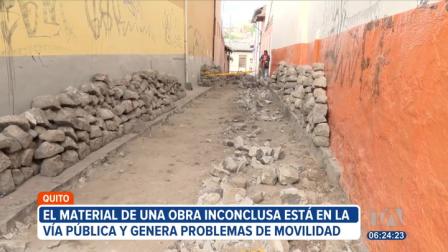 Moradores de San Roque solicitan al municipio la culminación de dos obras. El material se encuentra en la vía pública y complica la movilidad de peatones y vehículos.
Un reportaje de Nathalie Jiménez