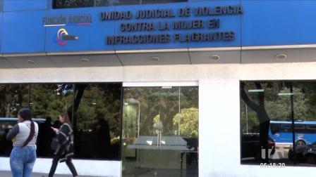La madre de familia de una menor presunta víctima de abuso pide a las autoridades de la Unidad Judicial Sur, en Quito, justicia. Ella y su hija son blanco de amenazas.
Un reportaje de Brigette Mancheno