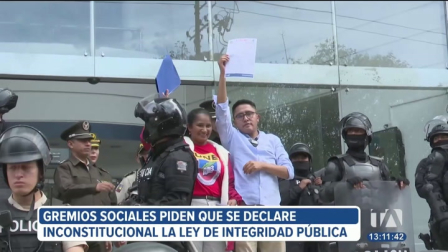 La Unión Nacional de Educadores realizó una marcha a la Corte Constitucional para exigir que se declare inconstitucional la Ley de Integridad Pública, por la reforma a la edad de jubilación para servidores públicos.
Un reportaje de María Gracia Chacón