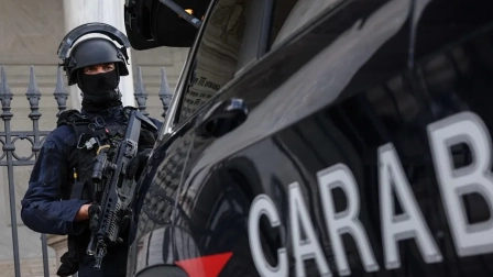 Un policía italiano en medio de un operativo.