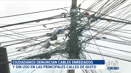 Ciudadanos denuncian la gran cantidad de cables colgados, enredados y sin uso en calles principales y trasversales de Quito. Se calcula que hay más de un millón instalados sin fiscalizar y solo el 25% han sido retirados.
Un reportaje de Mishell Villacís