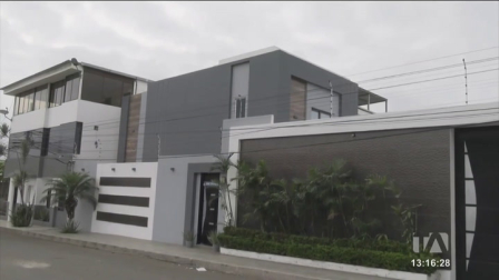 El Registro de la Propiedad de Manta permitió la venta de una casa incautada al hermano de alias 'Fito'. El Gobierno denunció que la transacción se dio a pesar de que el familiar cumple prisión preventiva por el caso 'Blanqueo Fito'.
Un reportaje de Astrid Singre
