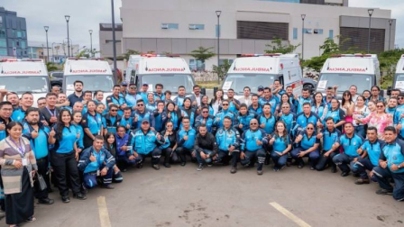 Ambulancias junto al personal de atención a la salud.