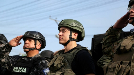 Daniel Noboa junto a militares y policías en operativos nacionales.
