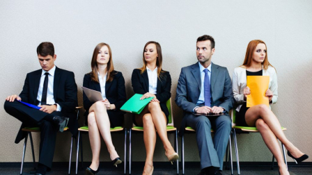 Foto referencial de personas aplicando a un trabajo,