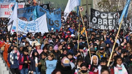 Miembros de organizaciones sociales protestan en las calles de Argentina por las medidas económicas de Javier Milei.