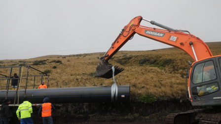 Tubería para sistema de agua potable Mica - Quito Sur empezó a ser instalado en la zona afectada por deslizamiento.