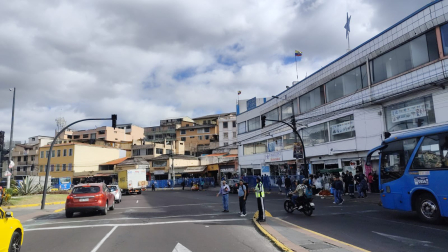 Agentes de tránsito se ubican en intersecciones donde no hay semáforos por la falta de luz