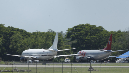Aviones que transportan a venezolanos detenidos en El Salvador con destino a Venezuela en el aeropuerto Internacional San Oscar Romero en San Luis Talpa (El Salvador).