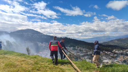 Un incendio forestal fue sofocado por el Cuerpo de Bomberos de Quito.
