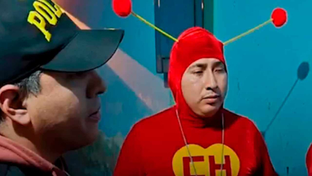 Agente disfrazado de Chapulín Colorado se suma a la policía antidrogas en Perú
