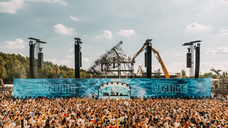 Miles de personas asisten al festival de música electrónica belga Tomorrowland.