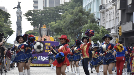 Carros alegóricos le pusieron color al desfile que recorrió la principal arteria del centro de Guayaquil por conmemoración de los 490 años de fundación.