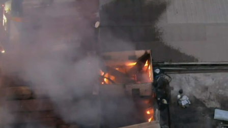 El fuego ha consumido gran parte de una vivienda, cuyo techo colapsó.