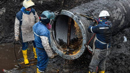 Tecnicos de la Empresa de Agua Potable de Quito repararon la tubería de agua en el sector La Mica
