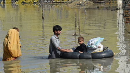 Familias evacúan zonas residenciales por las fuertes lluvias en el norte de Pakistán.