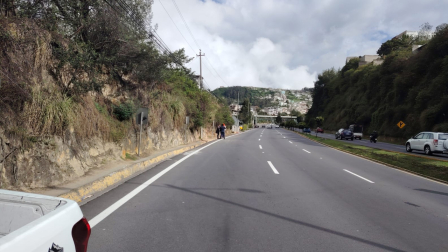 Un gato estuvo atrapado en medio de los vehículos que transitaban en la Autopista General Rumiñahui y las imágenes se difundieron el 21 de julio del 2025.