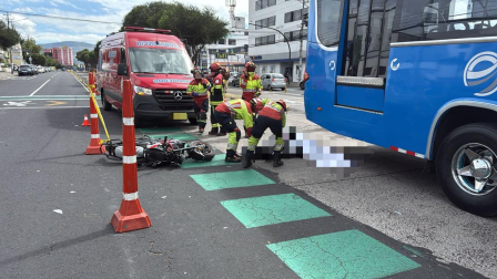 El choque entre un bus urbano y un motociclista se registró en el norte de Quito.