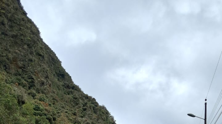Un montículo de tierra cubre por completo la vía Pifo - Baeza este martes 21 de julio del 2025.