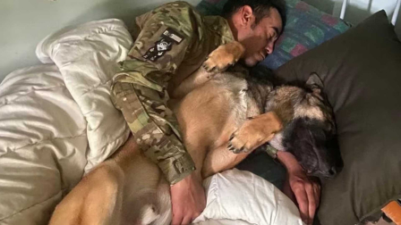 Miguel Carmona y Josy, el pasado junio en la provincia de Donetsk. Fotografía cedida por sus compañeros de pelotón.