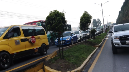 La medida de restricción Pico y Placa rige en la zona urbana de Quito. El horario es dividido en dos jornadas