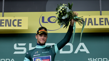 El líder de la clasificación por puntos, maillot verde, el ciclista italiano Jonathan Milan del equipo Lidl-Trek celebra en el podio tras la 17ª etapa del Tour de Francia