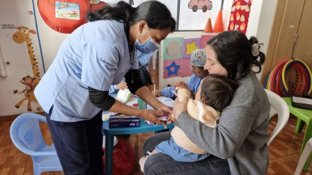 Brigadas de salud revisan a moradores del sur de Quito ante emergencia por agua potable.