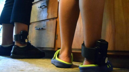 Migrantes liberados de centros de detención eran localizados con grilletes electrónicos.