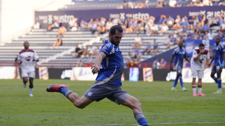 Jugador de Emelec con la posición del balón en el estadio George Capwell, el 'bombillo' se enfrentó el 5 de julio del 2025 a Vino Tinto en la fecha 19 de la LigaPro.