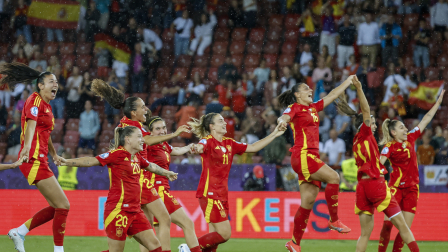 Las jugadoras de la selección española celebran la victoria, a la finalización del encuentro correspondiente a la semifinal de la Eurocopa Femenina 2025.