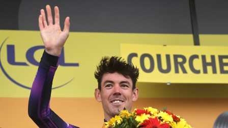 El ciclista australiano Ben O'Connor del equipo Jayco AlUla celebra en el podio tras ganar la 18ª etapa del Tour de Francia.