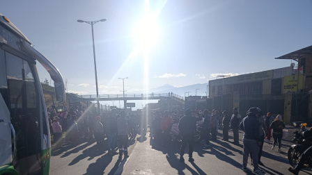 Comuneros cerraron el acceso a Quito reclamando incumplimiento de obras.