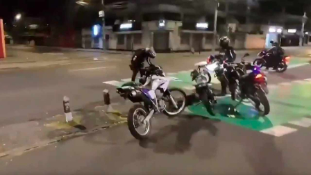 Los agentes de policía notaron que estas personas realizaban maniobras peligrosas con motocicletas
