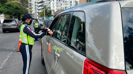 Agentes civiles de tránsito controlan restricción de pico y placa.