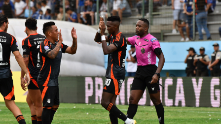 Los jugadores del cuadro eléctrico celebran una de las anotaciones en la victoria ante Manta, en el estadio Jocay, en la jornada del sábado 26 de julio del 2025.