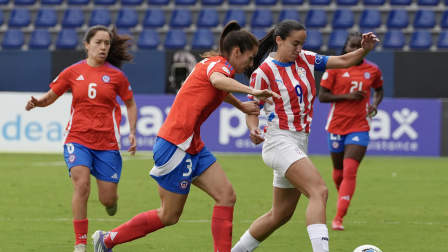 Fernanda Ramírez (c) de Chile disputa el balón con Lice Chamorro de Paraguay este lunes, en un partido de la Copa América Femenina entre Chile y Paraguay en Quito.