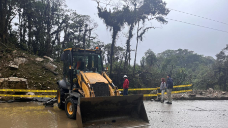 Paso controlado en la vía Baeza - Papallacta. Personal del Ministerio de Transporte y Obras Públicas realiza trabajos de limpieza.
