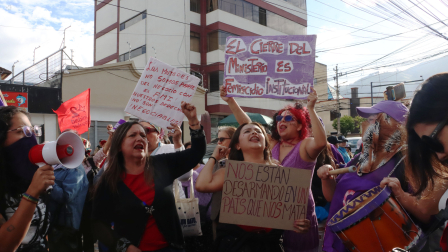 Plantón en el Ministerio de la Mujer y Derechos Humanos, por parte de grupos de mujeres diversas feministas y disidencias, en contra de la fusión de Ministerios y despidos masivos. FOTOS: API / Rolando Enríquez