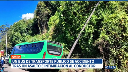 Un bus de transporte público se accidentó con pasajeros a bordo, luego de que sospechosos robaran a sus ocupantes y amedrentaran al conductor. El hecho sucedió en la avenida Simón Bolívar a la altura de La Lucha de los Pobres en el sur de Quito.

Un reportaje de Juan Miguel Rodríguez