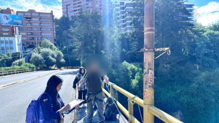 Un hombre ofrecía el servicio de salto al vacío desde el puente en una zona residencial de Quito.