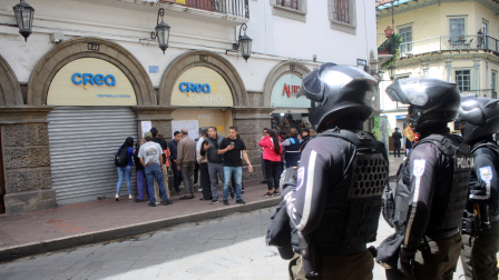 Socios de la cooperativa Crea encontraron las puertas cerradas de la institución financiera en Cuenca, este martes 29 de julio del 2025