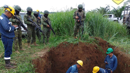 Personal militar ejecutando operaciones de seguridad hidrocarburífera en Santo Domingo.
