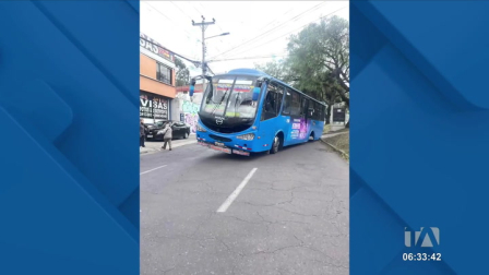 Un bus de transporte público perdió una de sus llantas mientras cubría una ruta, el hecho ocurrió en la avenida Eloy Alfaro y De Los Pinos, en el norte de Quito. El incidente generó preocupación entre los usuarios, quienes exigen mayores controles para garantizar su seguridad.
Un reportaje de Gustavo Jaramillo