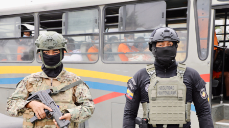 Los presos fueron trasladados a la Penitenciaría de Guayaquil en buses