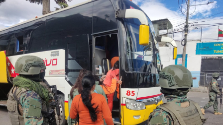 Personal de Fuerzas Armadas resguardó el traslado de mujeres privadas de la libertad de nacionalidad colombiana al Puente Internacional de Rumichaca.
