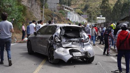 Un vehículo de competencia se volcó tras el accidente en la Vuelta a la República.