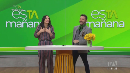 El artista colombiano Hugo Ferro se divierte junto a los presentadores de esTAmañana